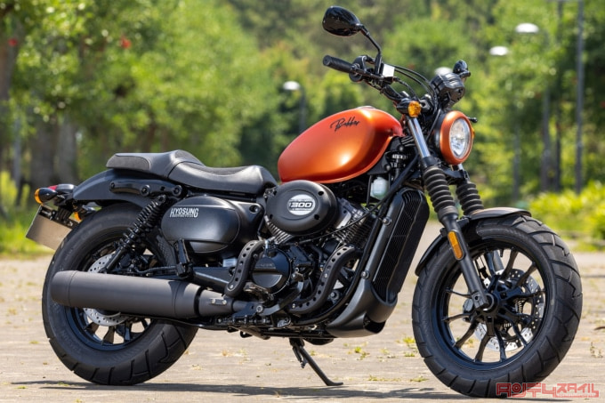 HYOSUNG GV300S BOBBER（2022年モデル）右サイドビュー