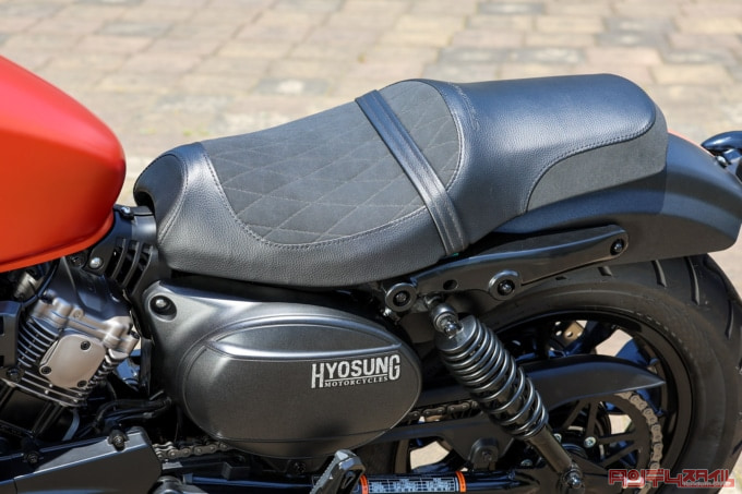 HYOSUNG GV300S BOBBER（2022年モデル）シート