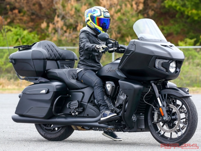 INDIAN MOTORCYCLE INDIAN PURSUIT DARK HORSE（2022年モデル）乗車姿勢