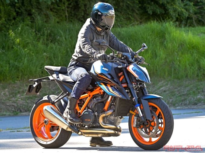 KTM 1290 SUPER DUKE R EVO（2022年モデル）乗車姿勢