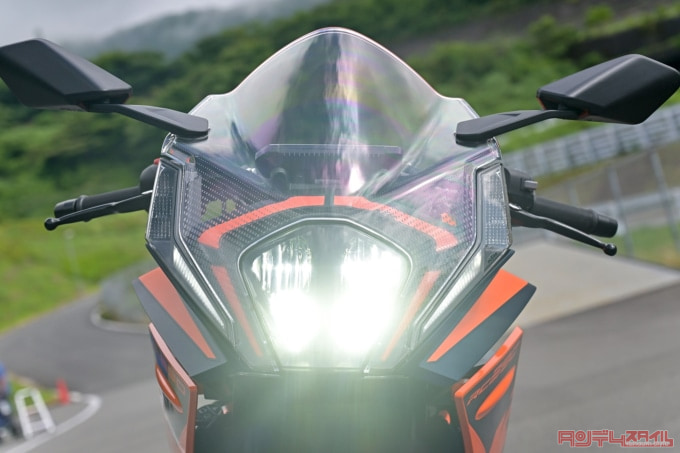 KTM RC390（2022年モデル）ヘッドライト