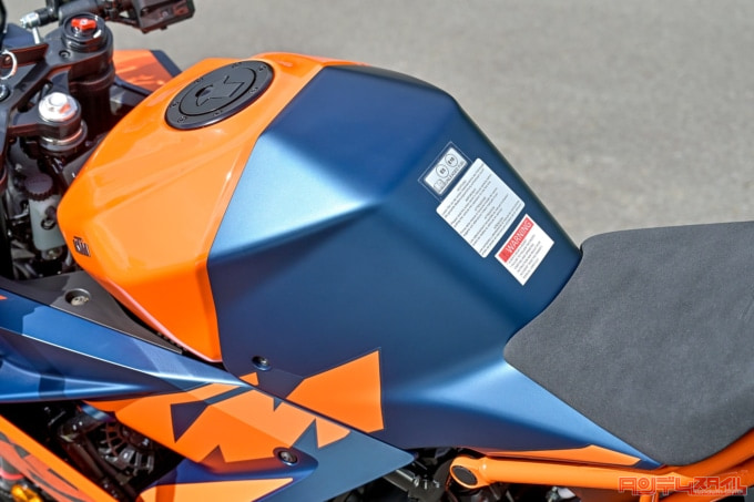 KTM RC390（2022年モデル）燃料タンク