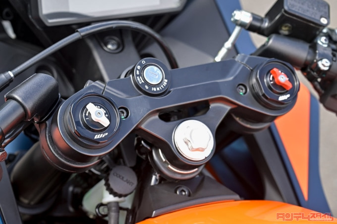 KTM RC390（2022年モデル）フロントフォーク調整機構