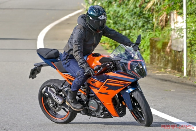 KTM RC390（2022年モデル）Uターン