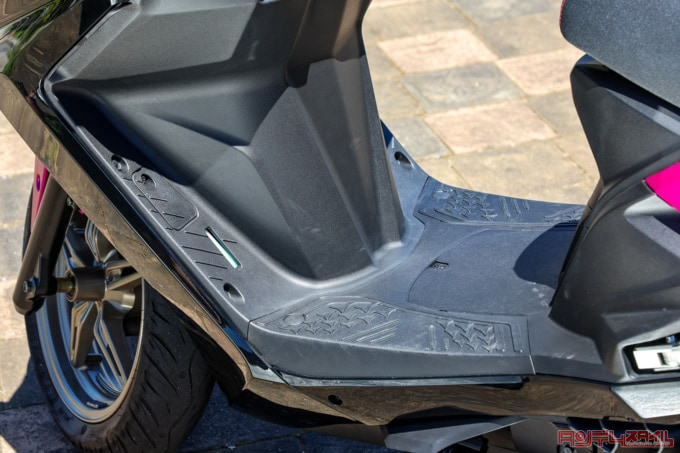 KYMCO KRV180TCS（2022年モデル）ステップボード