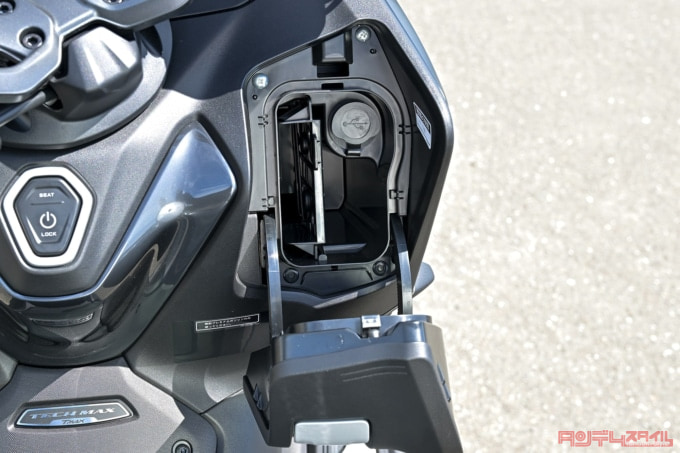 YAMAHA TMAX560 TECH MAX（2022年モデル）グローブボックス