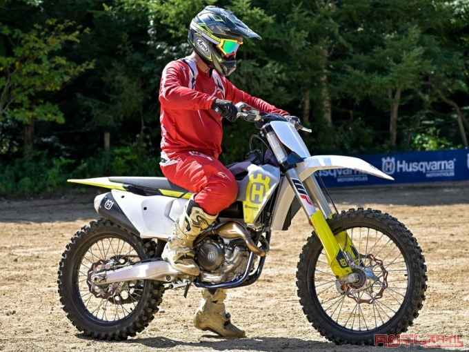 HUSQVARNA MOTORCYCLES FE250（2023年モデル）乗車姿勢