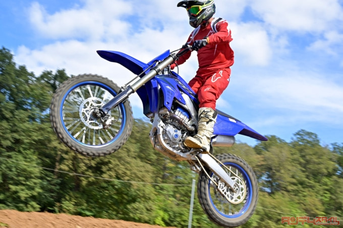 YAMAHA YZ450F（2023年モデル）ジャンプ