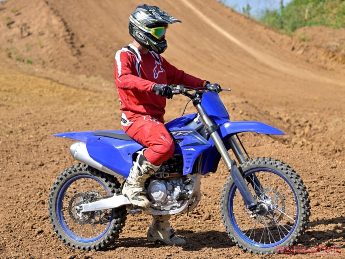 YAMAHA YZ450F（2023年モデル）乗車姿勢