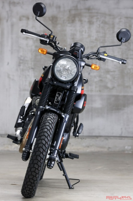 ROYAL ENFIELD SCRAM411（2022年モデル）フロントビュー