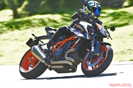 KTM 1290 SUPER DUKE R EVO 155㎝ライダーの足つき&プチインプレッション【脱・ビギナー！バイク選びをサポート】