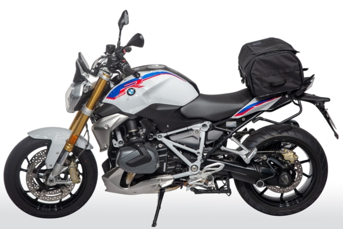 GOLDWIN MOTORCYCLE（ゴールドウインモーターサイクル）GWM X-OVER リアバック35 GSM27008Eを装着したBMW・R1250R