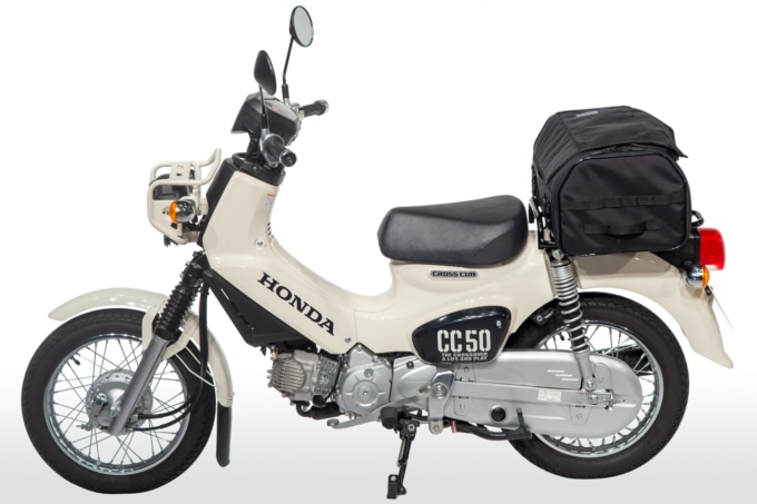 GOLDWIN MOTORCYCLE（ゴールドウインモーターサイクル）GWM X-OVER リアバック35 GSM27008Eを装着したホンダ・クロスカブ50