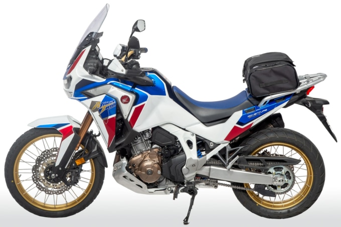 GOLDWIN MOTORCYCLE（ゴールドウインモーターサイクル）GWM X-OVER リアバック24 GSM27009Eを装着したホンダ・CRF1100L アフリカツイン