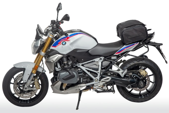 GOLDWIN MOTORCYCLE（ゴールドウインモーターサイクル）GWM X-OVER リアバック24 GSM27009Eを装着したBMW・R1250R