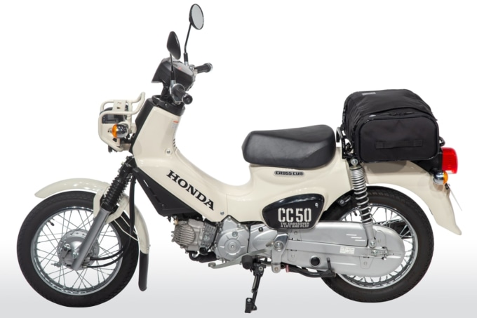 GOLDWIN MOTORCYCLE（ゴールドウインモーターサイクル）GWM X-OVER リアバック24 GSM27009Eを装着したホンダ・クロスカブ50