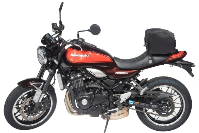 GOLDWIN MOTORCYCLE（ゴールドウインモーターサイクル）スタンダードシートバッグ20 GSM27903を装着したカワサキ・Z900RS