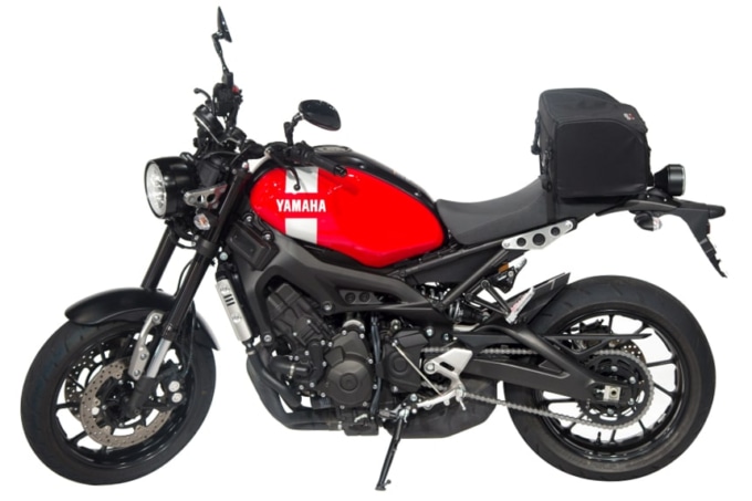 GOLDWIN MOTORCYCLE（ゴールドウインモーターサイクル）スタンダードシートバッグ20 GSM27903を装着したヤマハ・XSR700