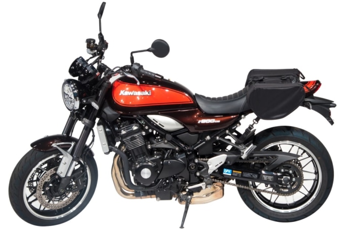 GOLDWIN MOTORCYCLE（ゴールドウインモーターサイクル）スポーツシェイプサイドバッグ12 GSM27810を装着したカワサキ・Z900RS