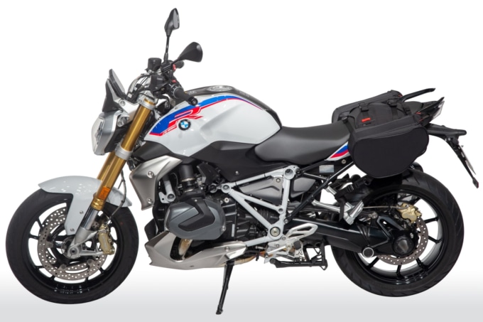 GOLDWIN MOTORCYCLE（ゴールドウインモーターサイクル）スポーツシェイプサイドバッグ12 GSM27810を装着したBMW・R1250R