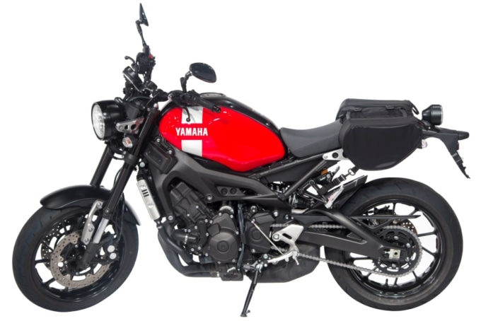 GOLDWIN MOTORCYCLE（ゴールドウインモーターサイクル）スポーツシェイプサイドバッグ12 GSM27810を装着したヤマハ・XSR700