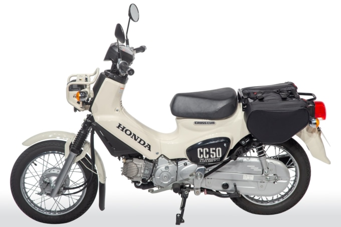 GOLDWIN MOTORCYCLE（ゴールドウインモーターサイクル）スポーツシェイプサイドバッグ12 GSM27810を装着したホンダ・クロスカブ50