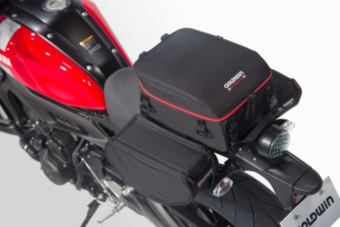 GOLDWIN MOTORCYCLE（ゴールドウインモーターサイクル）スポーツシェイプサイドバッグ12 GSM27810とシートバッグ16 GSM27807を併せて装着したヤマハ・XSR700