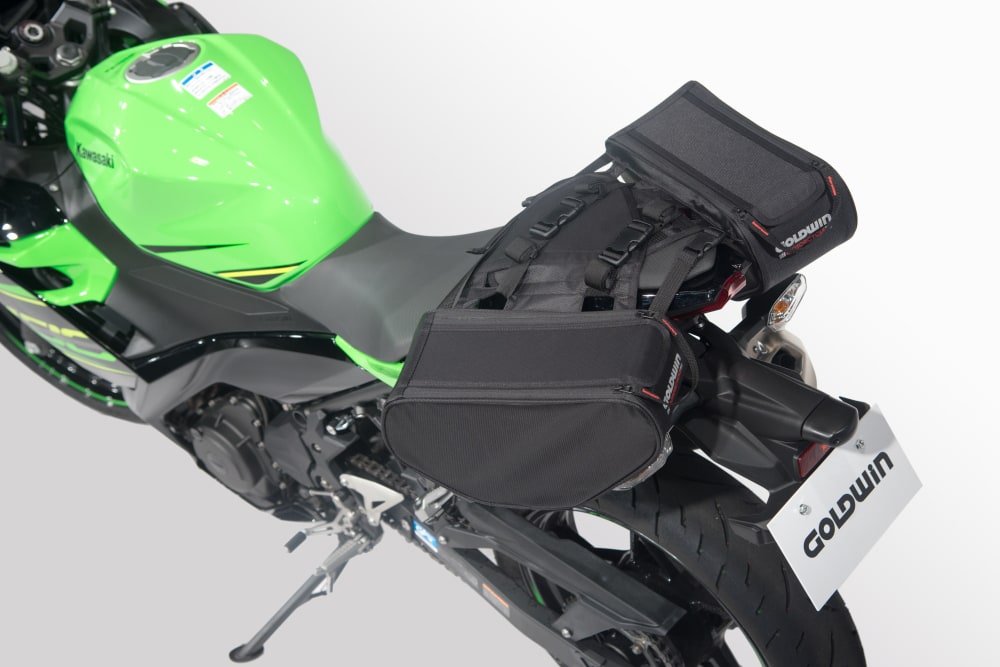 GOLDWIN MOTORCYCLE（ゴールドウインモーターサイクル）スポーツシェイプサイドバッグ12 GSM27810を装着した
