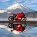 鏡面の愛車と富士山