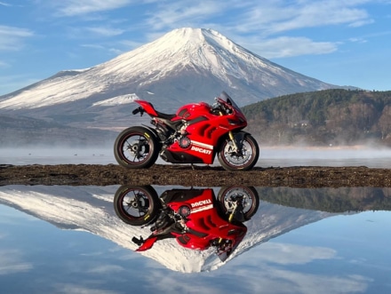 鏡面の愛車と富士山