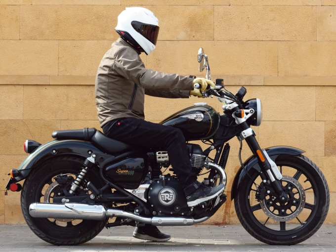 ROYAL ENFIELD SUPER METEOR650（2023年モデル）乗車姿勢