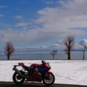 湖畔の雪景色とバイク