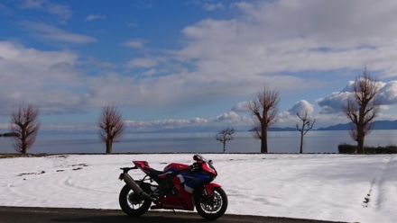 湖畔の雪景色とバイク