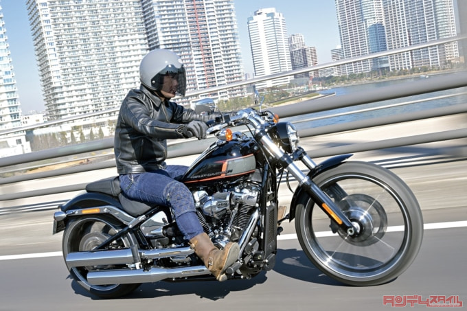 HARLEY-DAVIDSON BREAKOUT117（2023年モデル）走行イメージ