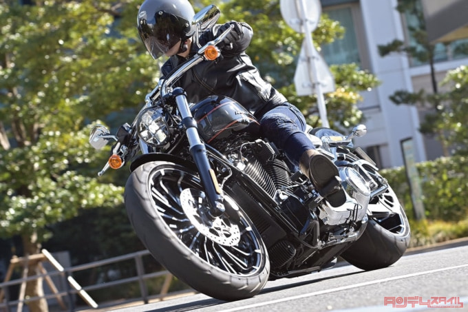 HARLEY-DAVIDSON BREAKOUT117（2023年モデル）走行イメージ