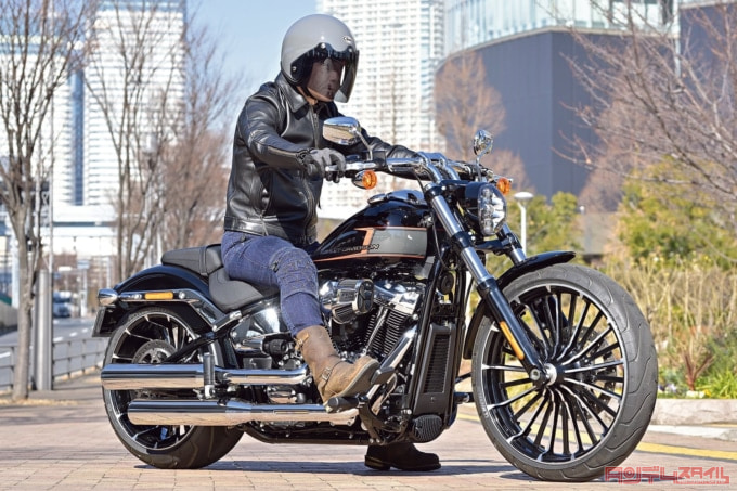 HARLEY-DAVIDSON BREAKOUT117（2023年モデル）乗車姿勢