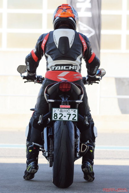 TRIUMPH STREET TRIPLE 765 RS（2023年モデル）足つき