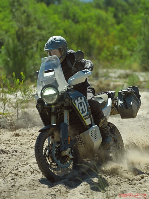 HUSQVARNA MOTORCYCLES NORDEN901 EXPEDITION（2023年モデル）走行