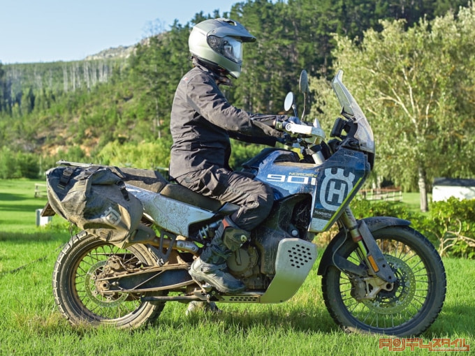 HUSQVARNA MOTORCYCLES NORDEN901 EXPEDITION（2023年モデル）乗車姿勢