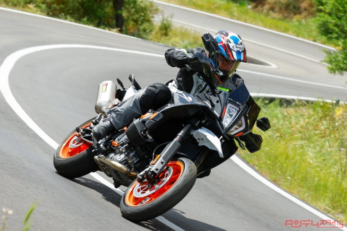 KTM 890SMT（2023年モデル）コーナー走行