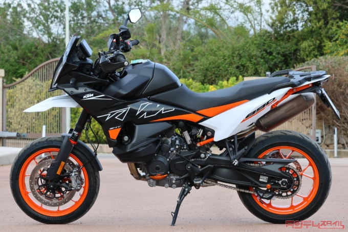 KTM 890SMT（2023年モデル）サイドビュー