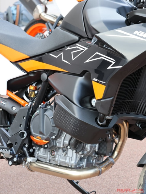 KTM 890SMT（2023年モデル）エンジン