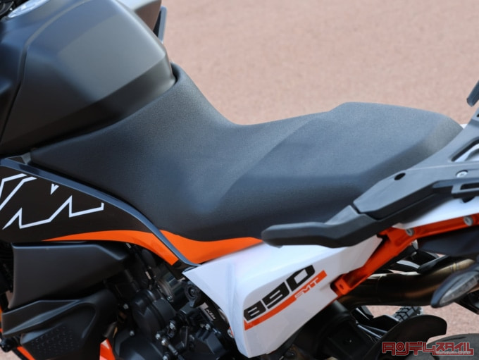 KTM 890SMT（2023年モデル）シート