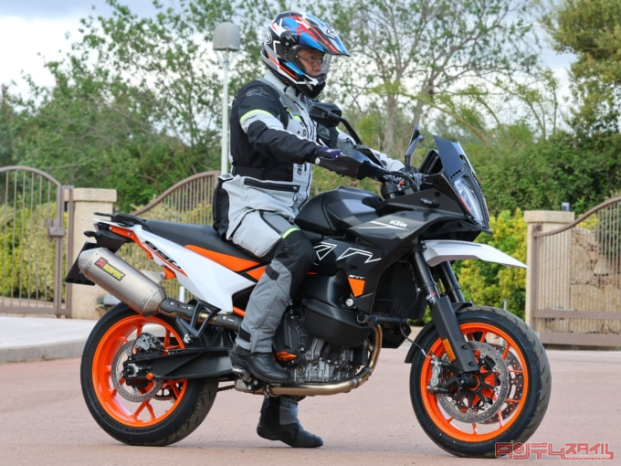 KTM 890SMT（2023年モデル）乗車姿勢