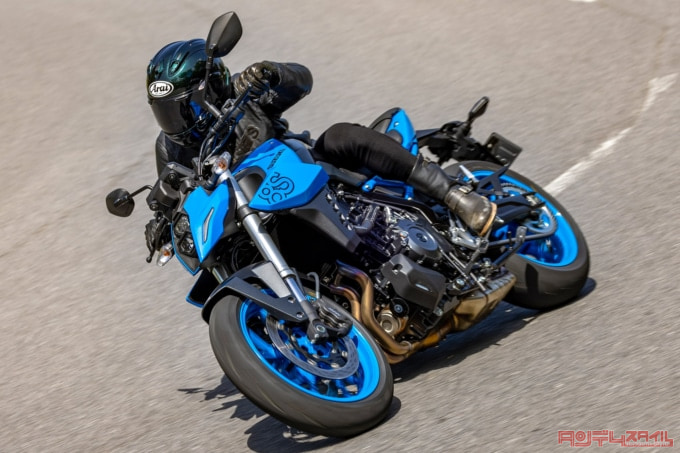 SUZUKI GSX-8S（2023年モデル）コーナー走行