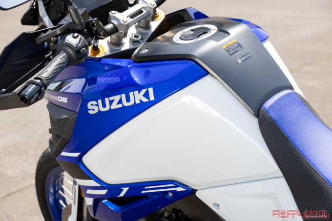 SUZUKI V-STROM1050DE（2023年モデル）タンク