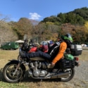 キャンプ設営前に気合いの一眠り