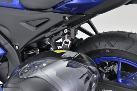 駐車時、YZF-R125/15、MT-125へラクにヘルメットをくくりつけられる！