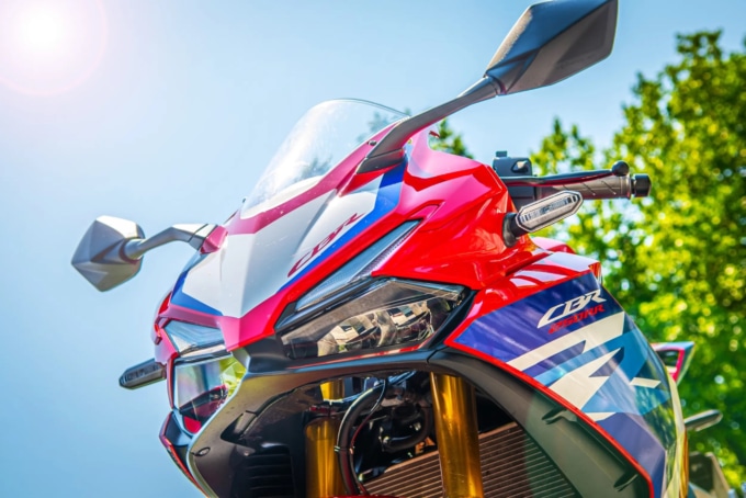 夏はバイクにとっても過酷⁉︎ 猛暑の時期だからこそ気をつけたい愛車の健康管理って？【バイクライフ・ステップアップ講座／エンジンオイル交換 編】