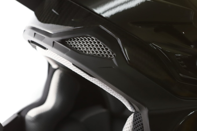 ジーロット ZEALOT マッドジャンパー2 CARBON HYBRID 前頭部のメッシュパネル 通気性